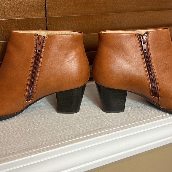 • VIONIC • Leather Boots • Size 8.5 • Gently Worn! - Picture 4 of 15